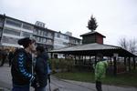 JULETRÆ. Efter lang tids strid er juletræet i Egedalsvænge endelig kommet op. 
