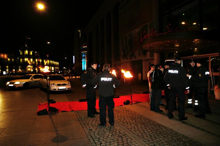 Lommebesøg. Politiet må kigge i dine lommer, når de vil i hele december. Her er det en fest i et diskotek i det gamle Scala, som blev lukket efter formodning om knivstik for et par år siden. 