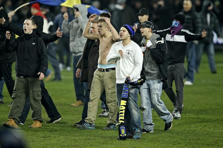 UREGERLIGE. Brøndby havde onsdag særdeles svært ved at kontrollere sine fans, der i hobetal invaderede banen efter klubbens sejr over FC København. 