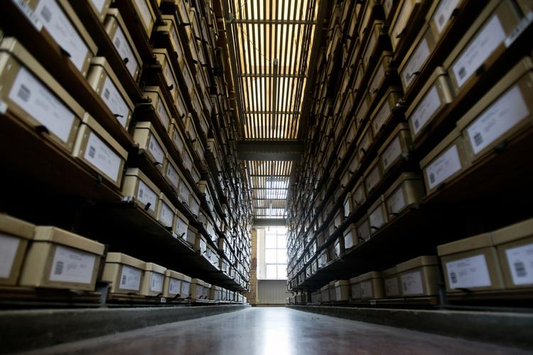 KULTURARV. Rigsarkivets dokumenter skal fortsat være tilgængelige for alle, fastslår rigsarkiver Asbjørn Hellum. Men sikkerhed skal skærpes. 