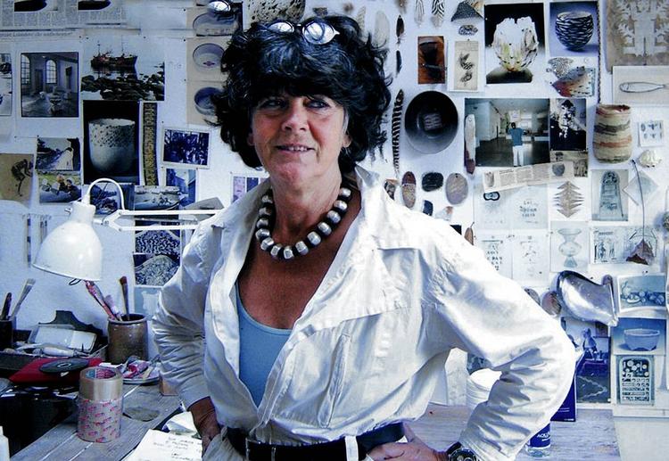 Keramiker. Jane Reumert er i dag en af dansk kunsthåndværks mest erfarne og højt anerkendte figurer. 