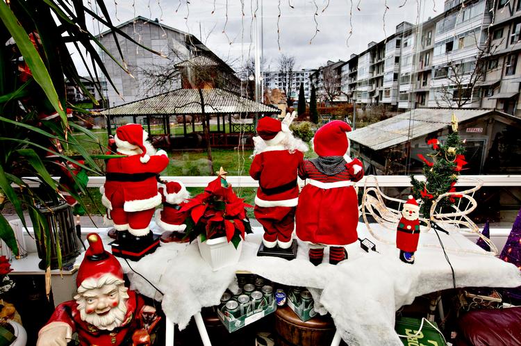 Jul? Nisserne ser ud over Egedalsvænge og pagoden, hvor juletræet plejer at stå ved juletid. 