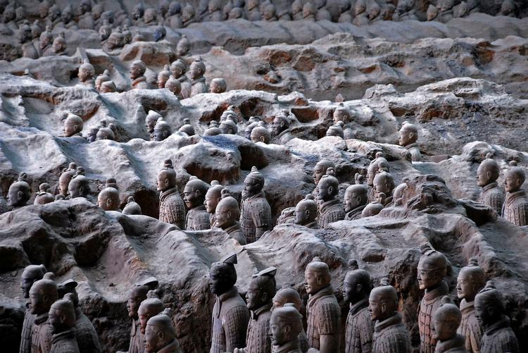 dødshær. FN-organisationen Unesco ophøjede i 1987 kejser Shihuangs 6.000 mand store lerhær til verdenskulturrarv. Nu har arkæologer fundet resterne af et stort palads nær kejserens grav. 