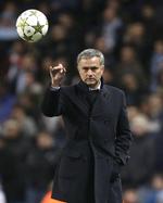 magiker? Real Madrids træner kan ikke få bolden til at svæve ved tankens kraft, selv om man ofte kan have ham mistænkt for at tro det selv. Men han er ikke bange for en konfrontation med utilfredse fans. 