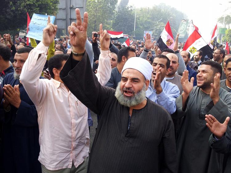 Egyptiske islamister er på gaden for at vise deres støtte til præsident Morsi. 