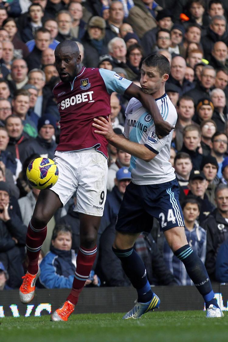 slagsmål. West Hams Carlton Cole (tv) tog nogle gevaldige slagsmål med Chelsea-forsvaret og scorede sit første mål i otte kampe for holdet. 