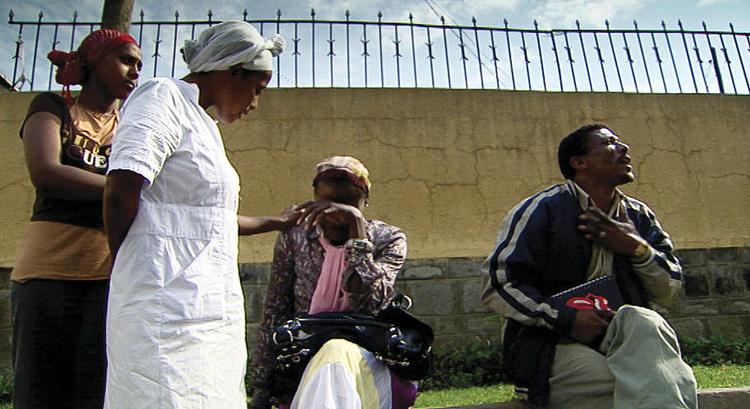 Væk. En scene fra dokumentarudsendelsen. Da forældrene her opsøger DanAdopts kontor i Addis Abeba for  at spørge til nyt om deres børn fire år efter adoptionen, bliver de smidt ud. 