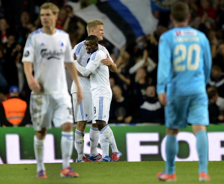tilbage. Igor Vetokele (midt) omfavner Andreas Cornelius efter en scoring. 