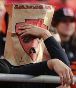 kriseramt. En fan af Kansas City Chiefs gemmer hovedet i en papirpose efter endnu et nederlag i midten af november. Klubben har haft en forfærdelig nederlagsstime. 