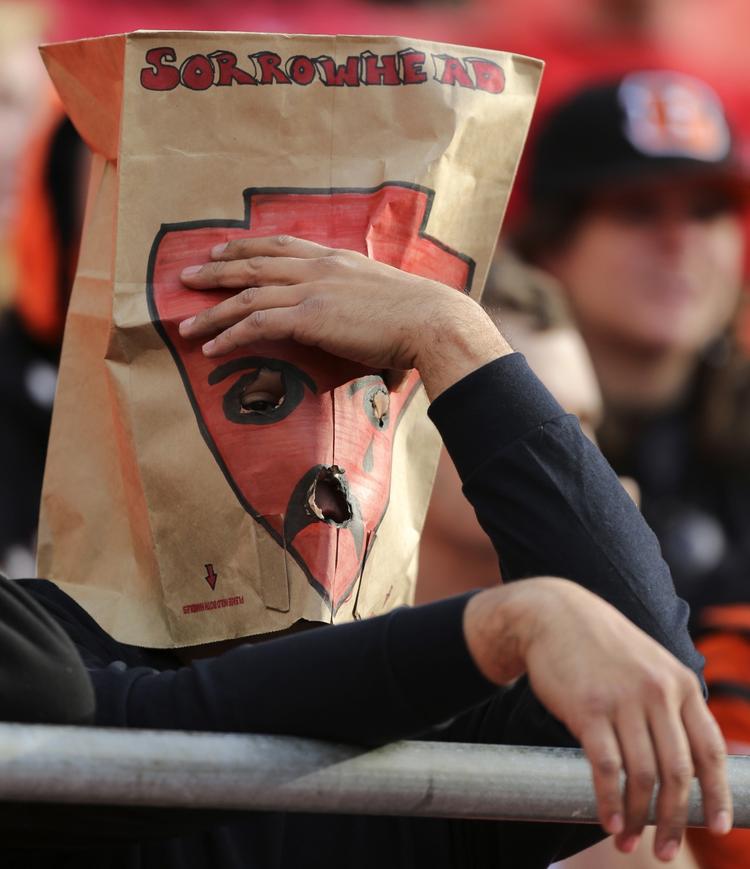 kriseramt. En fan af Kansas City Chiefs gemmer hovedet i en papirpose efter endnu et nederlag i midten af november. Klubben har haft en forfærdelig nederlagsstime. 