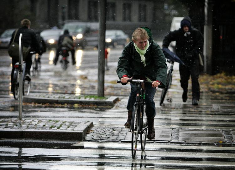Efteråret har været mere vådt og der har været færre solskinstimer end normalt, viser DMI's foreløbige målinger. 