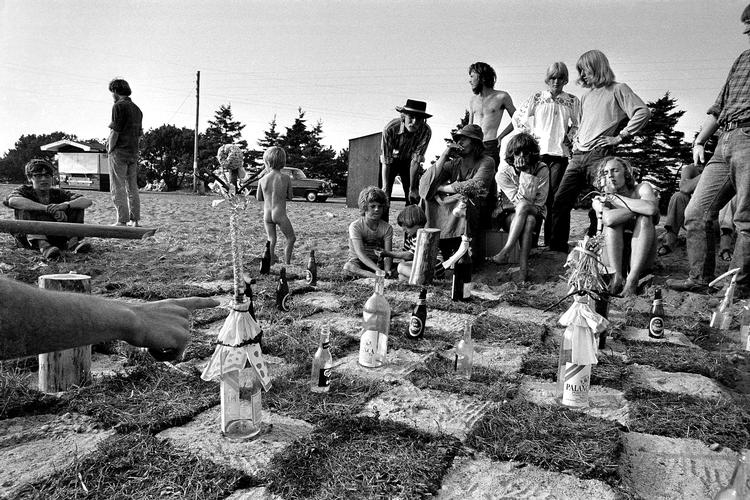 CHILLOUT. 74 legendariske dage i 1970 i sommerlejren i Thy danner slagmarken for Peter Øvig Knudsens mørke fortælling om hippiernes sug mod selvdestruktion. 