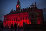 Rødt. København markerer sammen med flere andre storbyer World Aids Day ved at indhylle deres berømte vartegn i rødt lys. Her ses Københavns Rådhus klædt i rødt. 