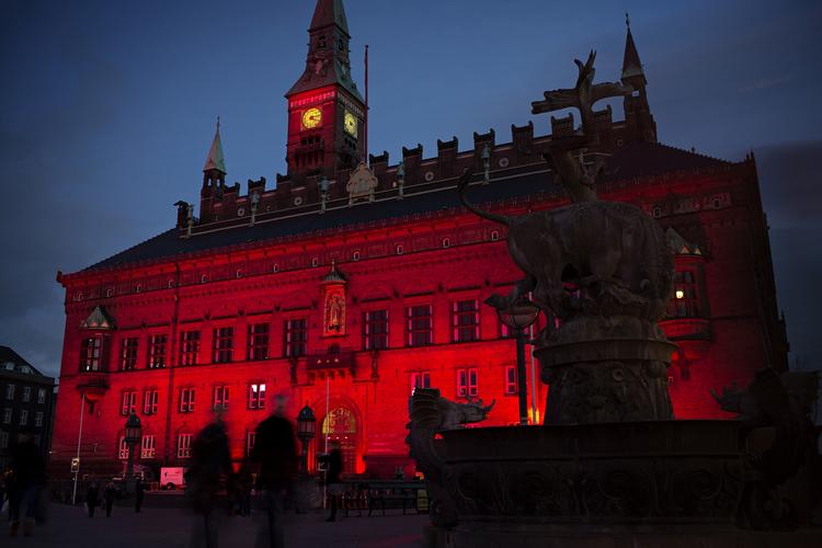 Rødt. København markerer sammen med flere andre storbyer World Aids Day ved at indhylle deres berømte vartegn i rødt lys. Her ses Københavns Rådhus klædt i rødt. 