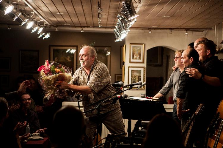 Virketrang. Helge Engelbrecht og orkestret Neighbours er blevet en institution i den lille by Ansager. Men planerne er større endnu. 