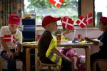 Yes. I dag er engelsk obligatorisk fra 3. klasse, men fremover skal børnene have undervisning i sproget allerede fra 1. klasse, hvis det står til regeringen. 