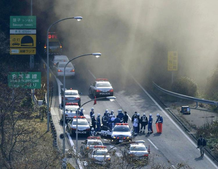 kollaps. Myndighederne har måttet indstille redningsarbejdet i den japanske tunnel på grund af nedstyrtningsfare. 