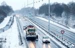 vinter. Hillerød-motorvejen i formiddags. DMI advarer mod, at snevejret vil kunne give problemer for trafikken i morgen tidlig. Sneen vil især falde i Jylland i nattetimerne. 