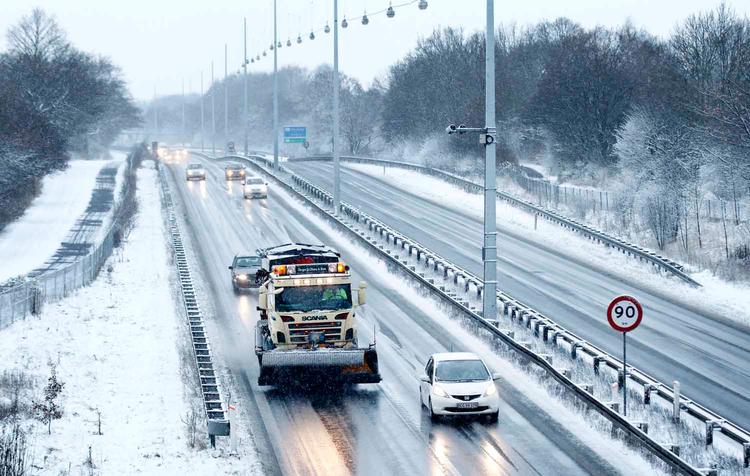 vinter. Hillerød-motorvejen i formiddags. DMI advarer mod, at snevejret vil kunne give problemer for trafikken i morgen tidlig. Sneen vil især falde i Jylland i nattetimerne. 
