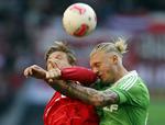 Næsestyver. Simon Kjær fik en albue af Düssendorfs Andriy Voronin i oktober. Ellers er det gået godt i det t yske for den danske landsholdsspiller. 