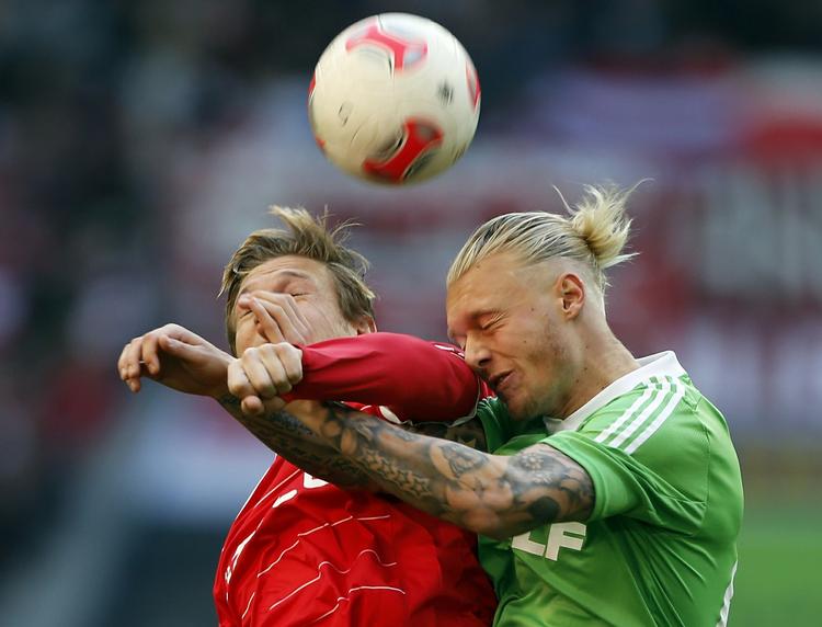 Næsestyver. Simon Kjær fik en albue af Düssendorfs Andriy Voronin i oktober. Ellers er det gået godt i det t yske for den danske landsholdsspiller. 