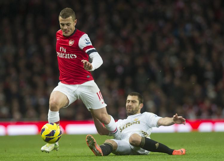 nederlag. Arsenal tabte til Michael Laudrups Swansea i går. Her er det Itay Shechter, der forsøger at standse Arsenals Jack Wilshere. 