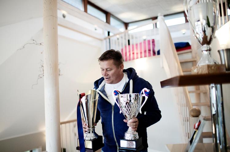 pokalfighter. Jesper Nielsen er stolt af sin rolle i den nu lukkede storklub AG København: »Selvfølgelig har jeg AGK's fire pokaler. Hvem skulle ellers have dem? De har kostet mig 15 millioner kroner stykket«. 