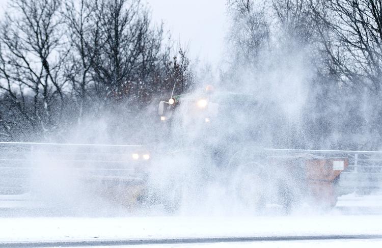 Sne. Ifølge DMI er der i løbet af natten udsigt til sne og snebyger i den vestlige del af landet. I morgen er der udsigt til sne eller snebyger flere steder, efterhånden også i de sydøstlige egne. 