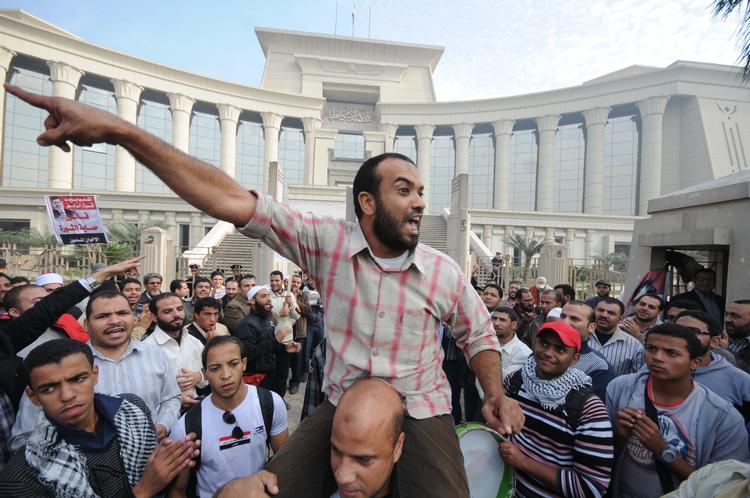 Protest. Morgenens barrikadering af forfatningsdomstolen i Kairo var dråben, der fik bægeret til at flyde over for dommerforeningen, der nu nægter at overvåge folkeafstemningen. 
