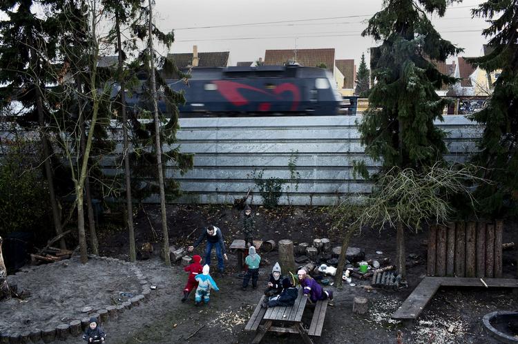 Forurening. Børnehaven Tusindfryd i Valby er blandt de mest udsatte naboer til de sundhedsskadelige dieseltog. 