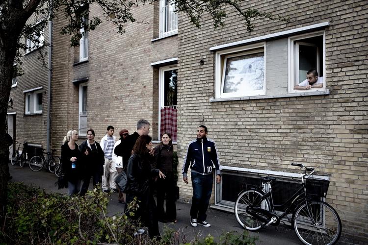 Utryghed. Her ses bandeforskere på rundvisning i Tingbjerg. 