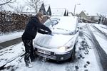 Brrrrrr. Vinteren kom for alvor til Danmark søndag, hvor Falck måtte assistere 120 bilister. Ham her, klarede den nu selv. 