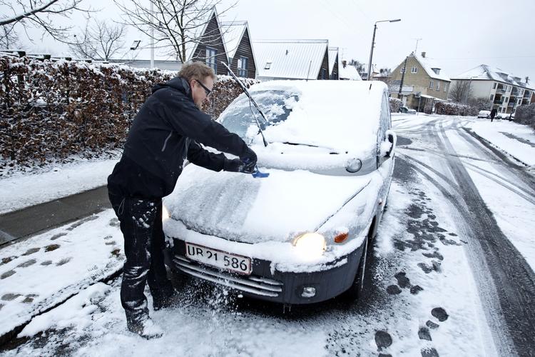 Brrrrrr. Vinteren kom for alvor til Danmark søndag, hvor Falck måtte assistere 120 bilister. Ham her, klarede den nu selv. 