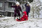 nemlig! Allerede i går kunne slæden tages frem igen i Valby, hvor disse unger havde en herlig dag. 