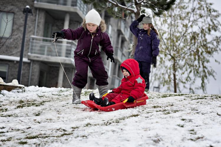 nemlig! Allerede i går kunne slæden tages frem igen i Valby, hvor disse unger havde en herlig dag. 