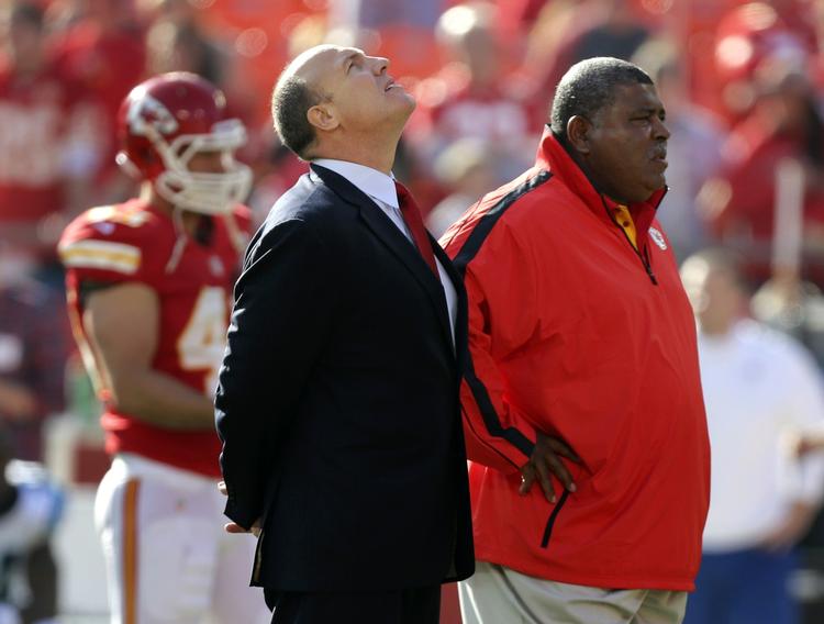 selvmord. Den afdøde spiller, Jovan Belcher, takkede umiddelbart før sit selvmord klubformanden i Kansas City Chiefs,  Scott Pioli (tv), og træner Romeo Crennel, som her står sammen ved kampen i går efter tragedien. 