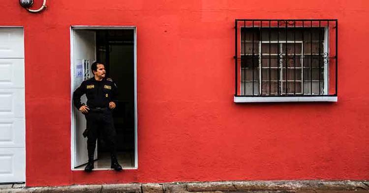 Opsyn. En politibetjent holder øje i zone 2. Der var i 2010 omkring 5.000 betjente i Guatemala By foruden specialstyrkerne, der går målrettet efter bandekriminalitet. 