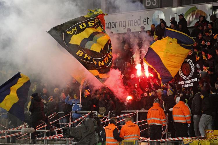 sneboldsbyger. Efter baneinvasionen i kampen mod FCK var der igen problemer med Brøndbys fans under kampen mod FCN. 