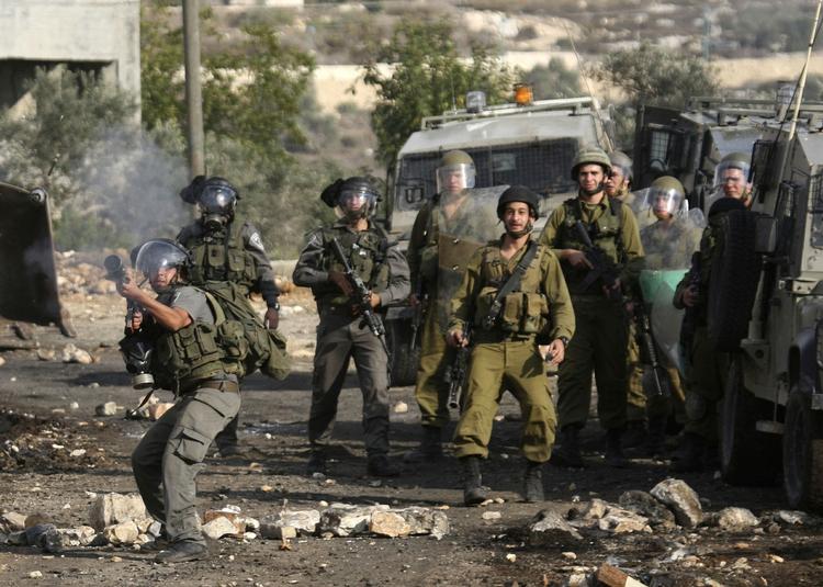 kontroversielt. Israel har bekendtgjort, at der skal opføres endnu 3.000 boliger på besat område på Vestbredden. Billedet, der er taget i midten af november, viser israelske soldater i kamp mod palæstinensere, der protesterer mod de nye naboer. 