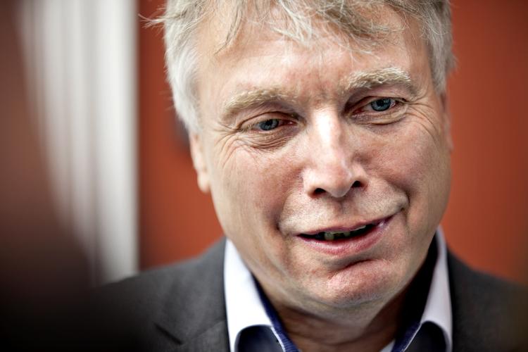 Storm. Uffe Elbæk (R) risikerer at miste ministertaburetten, fordi han står anklaget for vennetjenster til Akademiet for Utæmmet Kreativitet. 