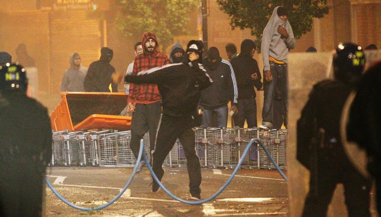 GADEKAMPE. Politiet havde store problemer med at håndtere de omfattende uroligheder, der ramte britiske byer i august 2011. 