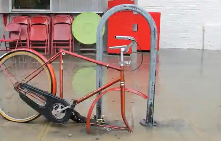 Tyveri. I den sidste inspirationsvideo til politiken.dk's timelapse-konkurrence ser vi en cykel i New York blive skrællet fuldstændig. I begyndelsen sker der ikke så meget, men så går det løs. 