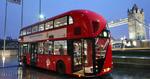 Genkomst. Nu har London igen en bus, hvor man kan stige ind og ud via den åbne bagperron. 