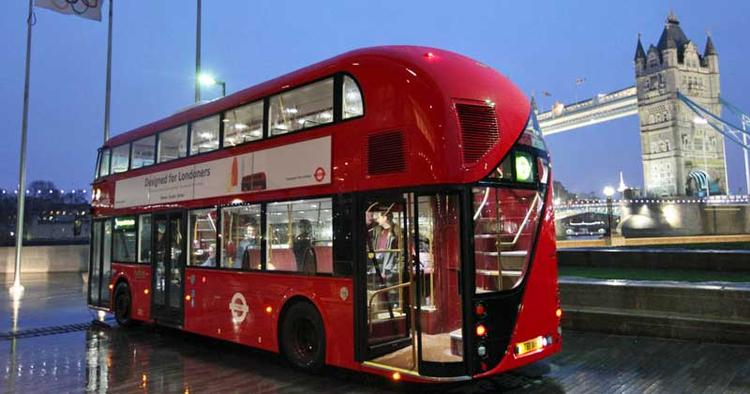 Genkomst. Nu har London igen en bus, hvor man kan stige ind og ud via den åbne bagperron. 