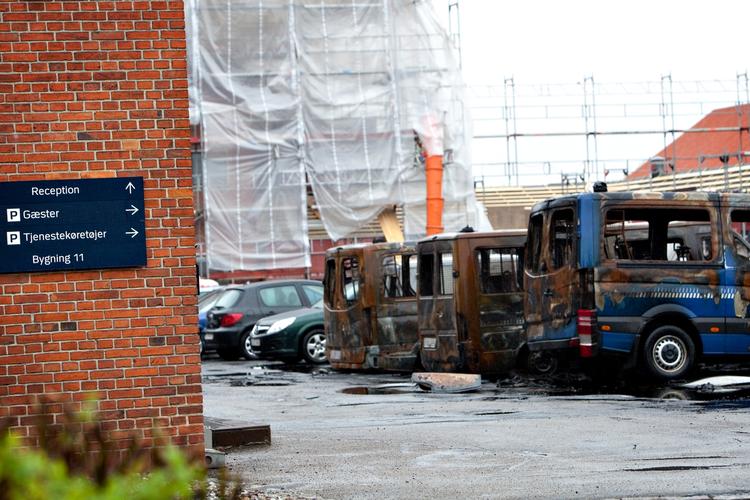 brandattentat. Natten til fredag 14. maj 2010 blev der sat ild i flere biler ved Politiskolen i Brøndby. Fire af de fem tiltalte i terrorsagen blev taget på fersk gerning. 
