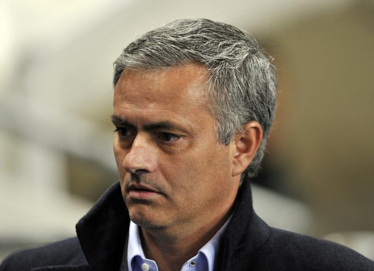 afvisende. Jose Mourinho har tidligere udtalt, at han ønsker at flytte til et trænerjob i England igen, når jobbet i Real Madrid er gennemført. Men portugiseren vil ikke svare på, om der er hold i rygter om, at skiftet er nært forestående. 