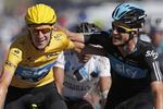 forberedelse. Bradley Wiggins (tv) jubler sammen med holdkammerat Michael Rogers over sejren i Tour de France sidste år. 