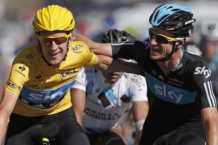 forberedelse. Bradley Wiggins (tv) jubler sammen med holdkammerat Michael Rogers over sejren i Tour de France sidste år. 
