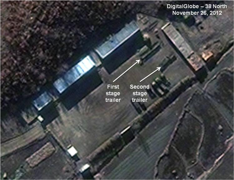 Montering. Ifølge satelitbilleder bliver der for øjeblikket samlet en Unha-3 raket i Nordkorea, som ifølge styret skal affyres mellem 10. og 22. december. 