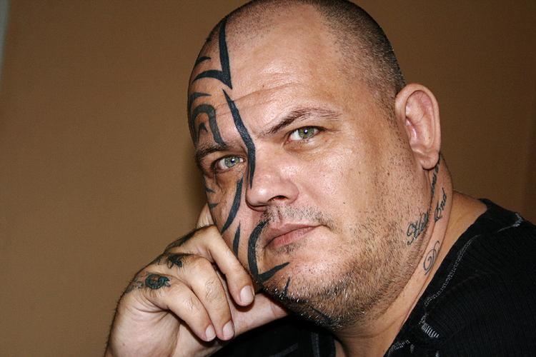 Dømt. Tatoveringer i ansigtet er måske ikke den nemmeste vej til at få et job for Erik, der portrætteres i filmen 'Banditten'. 